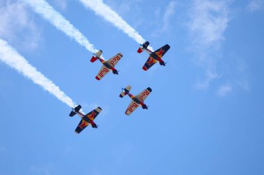 BUDAPEST, HUNGARY - 23 Haziran 2018: Bir grup uçak Budapeşte kentindeki halka açık hava gösterisi sırasında Tuna Nehri üzerinde uçuyor..