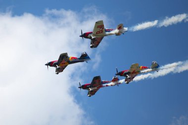 BUDAPEST, HUNGARY - 23 Haziran 2018: Bir grup uçak Budapeşte kentindeki halka açık hava gösterisi sırasında Tuna Nehri üzerinde uçuyor.. 