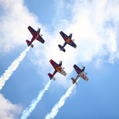 BUDAPEST, HUNGARY - 23 Haziran 2018: Bir grup uçak Budapeşte kentindeki halka açık hava gösterisi sırasında Tuna Nehri üzerinde uçuyor.. 