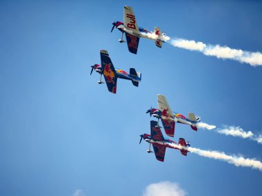 BUDAPEST, HUNGARY - 23 Haziran 2018: Bir grup uçak Budapeşte kentindeki halka açık hava gösterisi sırasında Tuna Nehri üzerinde uçuyor.. 