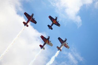 BUDAPEST, HUNGARY - 23 Haziran 2018: Bir grup uçak Budapeşte kentindeki halka açık hava gösterisi sırasında Tuna Nehri üzerinde uçuyor.. 