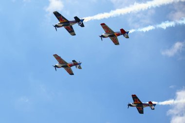BUDAPEST, HUNGARY - 23 Haziran 2018: Bir grup uçak Budapeşte kentindeki halka açık hava gösterisi sırasında Tuna Nehri üzerinde uçuyor..