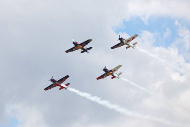 BUDAPEST, HUNGARY - 23 Haziran 2018: Bir grup uçak Budapeşte kentindeki halka açık hava gösterisi sırasında Tuna Nehri üzerinde uçuyor..