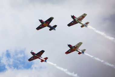 BUDAPEST, HUNGARY - 23 Haziran 2018: Bir grup uçak Budapeşte kentindeki halka açık hava gösterisi sırasında Tuna Nehri üzerinde uçuyor..