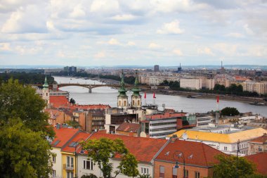 Tuna Nehri manzarası ve Budapeşte silüeti