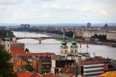 Budapeşte, Macaristan. Sıcak bir yaz gününde Tuna Nehri ve Budapeşte silueti manzarası.