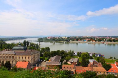 Esztergom, Macaristan. Tuna Nehri ve Slovakya 'dan küçük bir kısım.