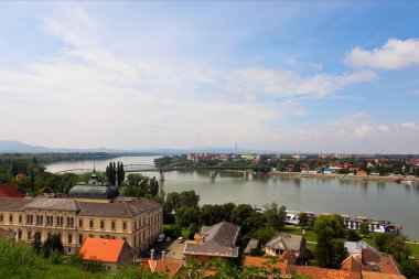 Esztergom, Macaristan. Tuna Nehri ve Slovakya 'dan küçük bir kısım.