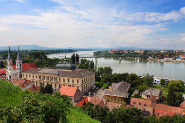 Esztergom, Macaristan. Tuna Nehri ve Slovakya 'dan küçük bir kısım.