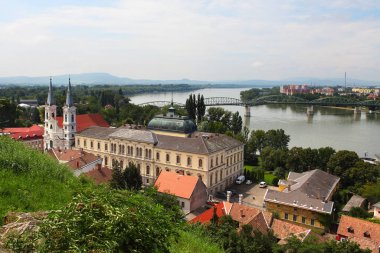 Esztergom, Macaristan. Tuna Nehri ve Slovakya 'dan küçük bir kısım.
