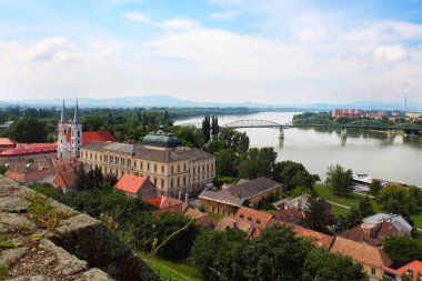 Esztergom, Macaristan. Tuna Nehri ve Slovakya 'dan küçük bir kısım.