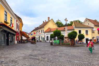 SZENTENDRE, HUNGARY - 29 Haziran 2018: Budapeşte, Macaristan yakınlarındaki sevimli küçük kasaba Szentendre 'nin tipik kaldırımlı caddesi.