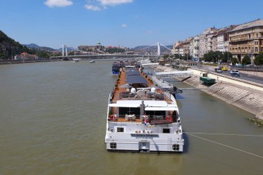 BUDAPEST, HUNGARY - 30 HAZİRAN 2018: seyir gemisi terminali. Buda ve Pest 'i Tuna Nehri' ne bağlayan Özgürlük Köprüsü 'nden görüntü.