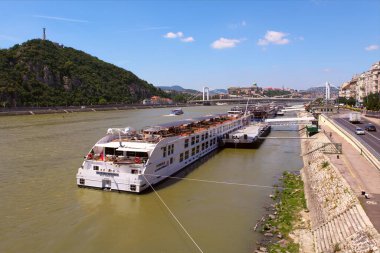 BUDAPEST, HUNGARY - 30 HAZİRAN 2018: seyir gemisi terminali. Buda ve Pest 'i Tuna Nehri' ne bağlayan Özgürlük Köprüsü 'nden görüntü.