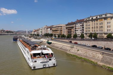 BUDAPEST, HUNGARY - 30 HAZİRAN 2018: seyir gemisi terminali. Buda ve Pest 'i Tuna Nehri' ne bağlayan Özgürlük Köprüsü 'nden görüntü.