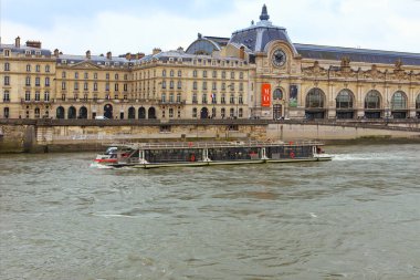 Paris, Fransa - 2 Şubat 2019: Paris, Fransa 'daki Seine Nehri' nden Orsay Müzesi