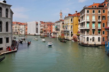 Venedik, İtalya - 25 Nisan 2019 Venedik 'teki Büyük Kanal' ın Gondol ve su taksileriyle Rialto Köprüsü 'nden görüntüsü. 