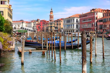 VENICE, İtalya - 25 Nisan 2019: demirli gondol direkleriyle Büyük Kanal manzarası.