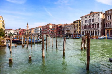 VENICE, İtalya - 25 Nisan 2019: demirli gondol direkleriyle Büyük Kanal manzarası.