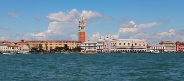 St. Mark Meydanı ve binlerce turistin bulunduğu Büyük Kanal boyunca Venedik manzarası