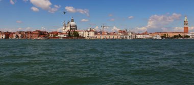 Büyük Kanal boyunca Venedik manzarası Bazilika Santa Maria Della Salute, deniz manzarası.