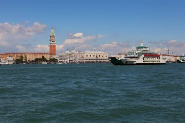 Venedik, İtalya - 27 Nisan 2019 Venedik 'te St. Mark' s Campanile 'i geçen büyük bir gemi. Venedik, İtalya 