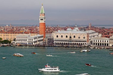 St. Mark Meydanı ve binlerce turistin bulunduğu Büyük Kanal boyunca Venedik manzarası