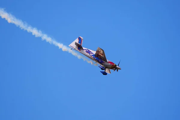 ハンガリーのブダペスト 2018年6月23日 ライトスポーツ航空機がブダペスト市内の公共航空ショーのためにオープン中にドナウ川を飛ぶ — ストック写真