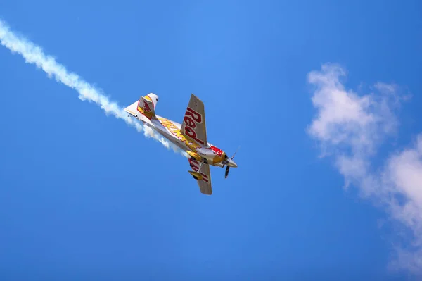 ハンガリーのブダペスト 2018年6月23日 ライトスポーツ航空機がブダペスト市内の公共航空ショーのためにオープン中にドナウ川を飛ぶ — ストック写真