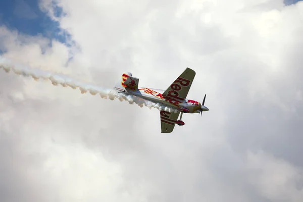 ハンガリーのブダペスト 2018年6月23日 ライトスポーツ航空機がブダペスト市内の公共航空ショーのためにオープン中にドナウ川を飛ぶ — ストック写真