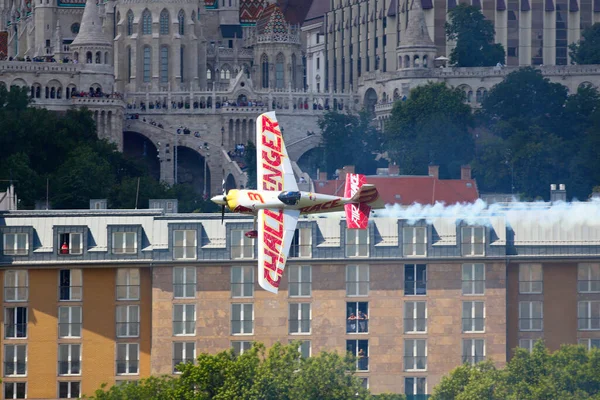 ハンガリーのブダペスト 2018年6月23日 ライトスポーツ航空機がブダペスト市内の公共航空ショーのためにオープン中にドナウ川を飛ぶ — ストック写真
