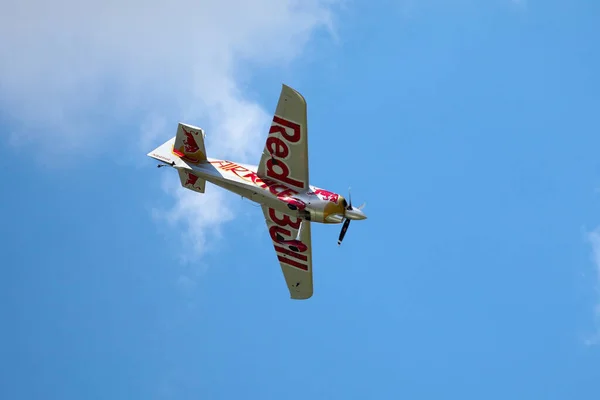 ハンガリーのブダペスト 2018年6月23日 ライトスポーツ航空機がブダペスト市内の公共航空ショーのためにオープン中にドナウ川を飛ぶ — ストック写真