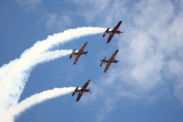 Budapest Hungría Junio 2018 Grupo Aviones Vuela Sobre Río Danubio — Foto de Stock