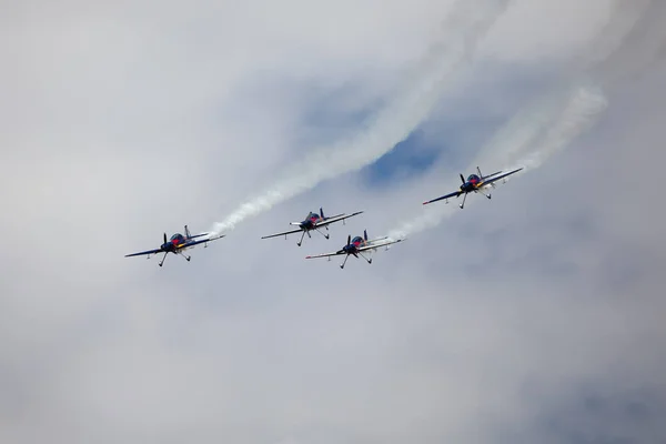 ハンガリーのブダペスト 2018年6月23日 ブダペスト市での公共航空ショーのためのオープン中 ドナウ川を飛ぶ航空機のグループ — ストック写真