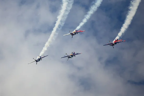 Budapest Hungría Junio 2018 Grupo Aviones Vuela Sobre Río Danubio — Foto de Stock