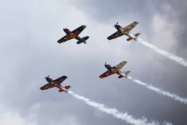 Budapest Hungría Junio 2018 Grupo Aviones Vuela Sobre Río Danubio — Foto de Stock