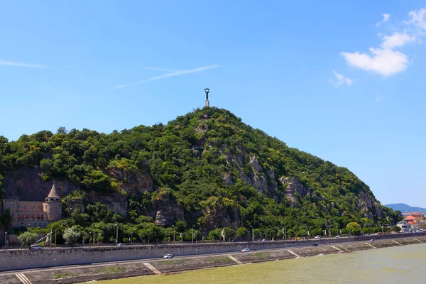 Widok Dunaj Kierunku Wzgórza Gellert Budapeszcie Dzielnicy Buda Letni Dzień — Zdjęcie stockowe