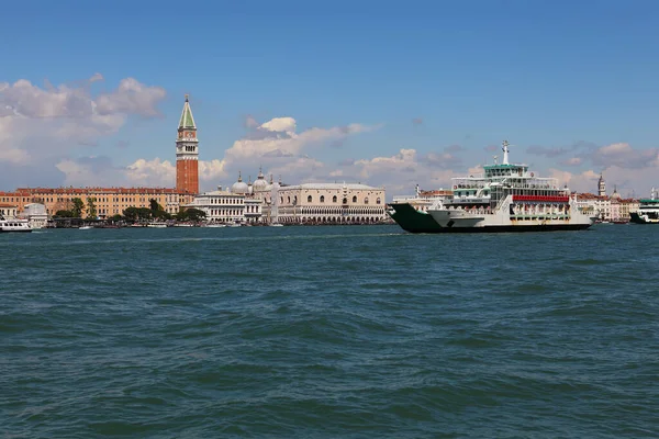 Venice Italy April 2019 Big Ship Floating Venice Mark Campanile — Stock Photo, Image