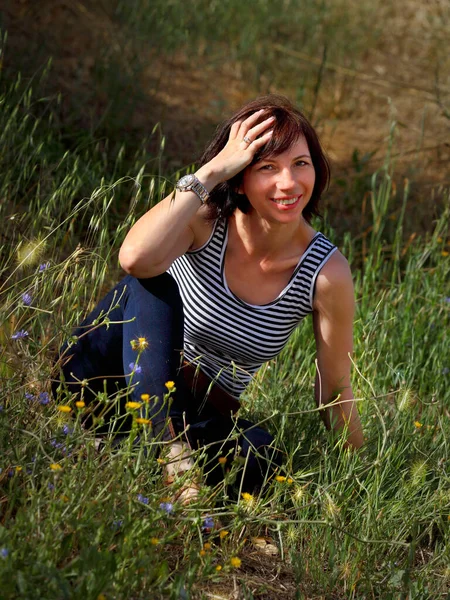 Frau Mittleren Alters Sitzt Langen Trockenen Sommergras — Stockfoto