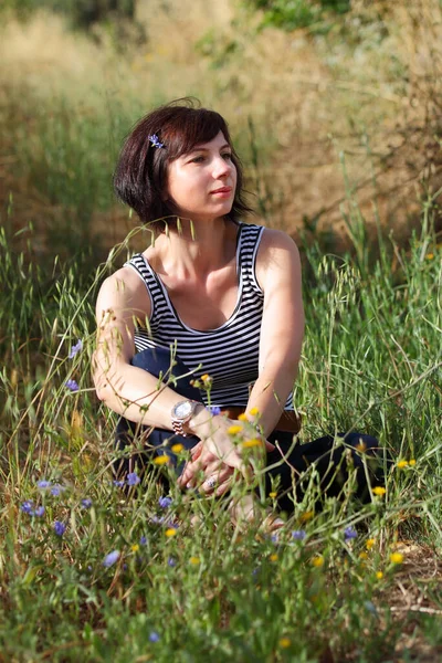 Frau Mittleren Alters Sitzt Langen Trockenen Sommergras — Stockfoto