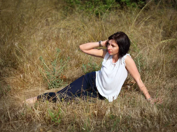 Middle Aged Woman Sitting Long Dry Summer Grass — Stock Photo, Image