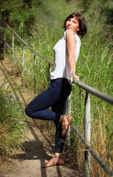 Mujer Mediana Edad Posando Parque Verano —  Fotos de Stock