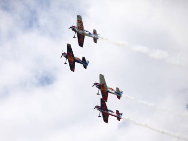 BUDAPEST, HUNGARY - 23 Haziran 2018: Bir grup uçak Budapeşte kentindeki halka açık hava gösterisi sırasında Tuna Nehri üzerinde uçuyor..