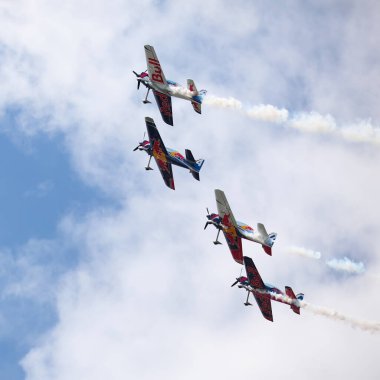 BUDAPEST, HUNGARY - 23 Haziran 2018: Bir grup uçak Budapeşte kentindeki halka açık hava gösterisi sırasında Tuna Nehri üzerinde uçuyor..