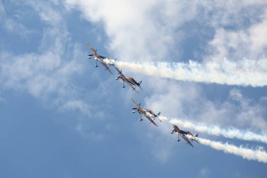 BUDAPEST, HUNGARY - 23 Haziran 2018: Bir grup uçak Budapeşte kentindeki halka açık hava gösterisi sırasında Tuna Nehri üzerinde uçuyor..