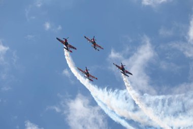 BUDAPEST, HUNGARY - 23 Haziran 2018: Bir grup uçak Budapeşte kentindeki halka açık hava gösterisi sırasında Tuna Nehri üzerinde uçuyor..