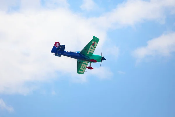 ハンガリーのブダペスト 2018年6月23日 ライトスポーツ航空機がブダペスト市内の公共航空ショーのためにオープン中にドナウ川を飛ぶ — ストック写真