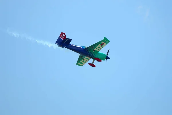 ハンガリーのブダペスト 2018年6月23日 ライトスポーツ航空機がブダペスト市内の公共航空ショーのためにオープン中にドナウ川を飛ぶ — ストック写真