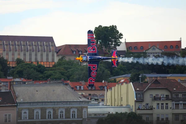 ハンガリーのブダペスト 2018年6月23日 ライトスポーツ航空機がブダペスト市内の公共航空ショーのためにオープン中にドナウ川を飛ぶ — ストック写真