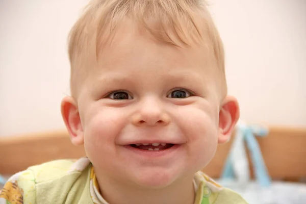 Portret Van Een Lachende Babyjongen Een Lichte Muur Achtergrond — Stockfoto
